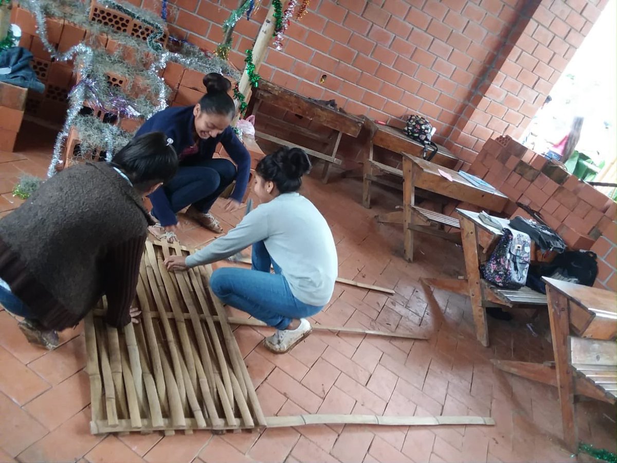 comunaltaller's tweet photo. Otra de las actividades de la #EscuelaRuralProductiva es rescatar la medicina tradicional y la siembra de hortalizas, así como el aprovechamiento de los #MaterialesLocales para la construcción y el mobiliario. 👇🏽 https://t.co/D8qsuCJSPA