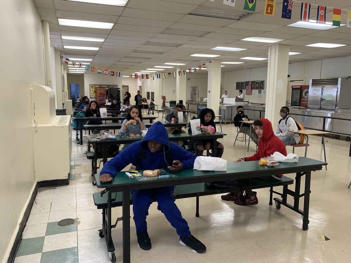 Gorton2024's tweet photo. Lunch time Trivia with @MrMoralesAP and the Class if 2024. Correct answers win a lovely prize!!! @YonkersSchools @GortonHS @GhsSmart @quezada1229 @RcollinsJudon https://t.co/Iqd93ngyYt