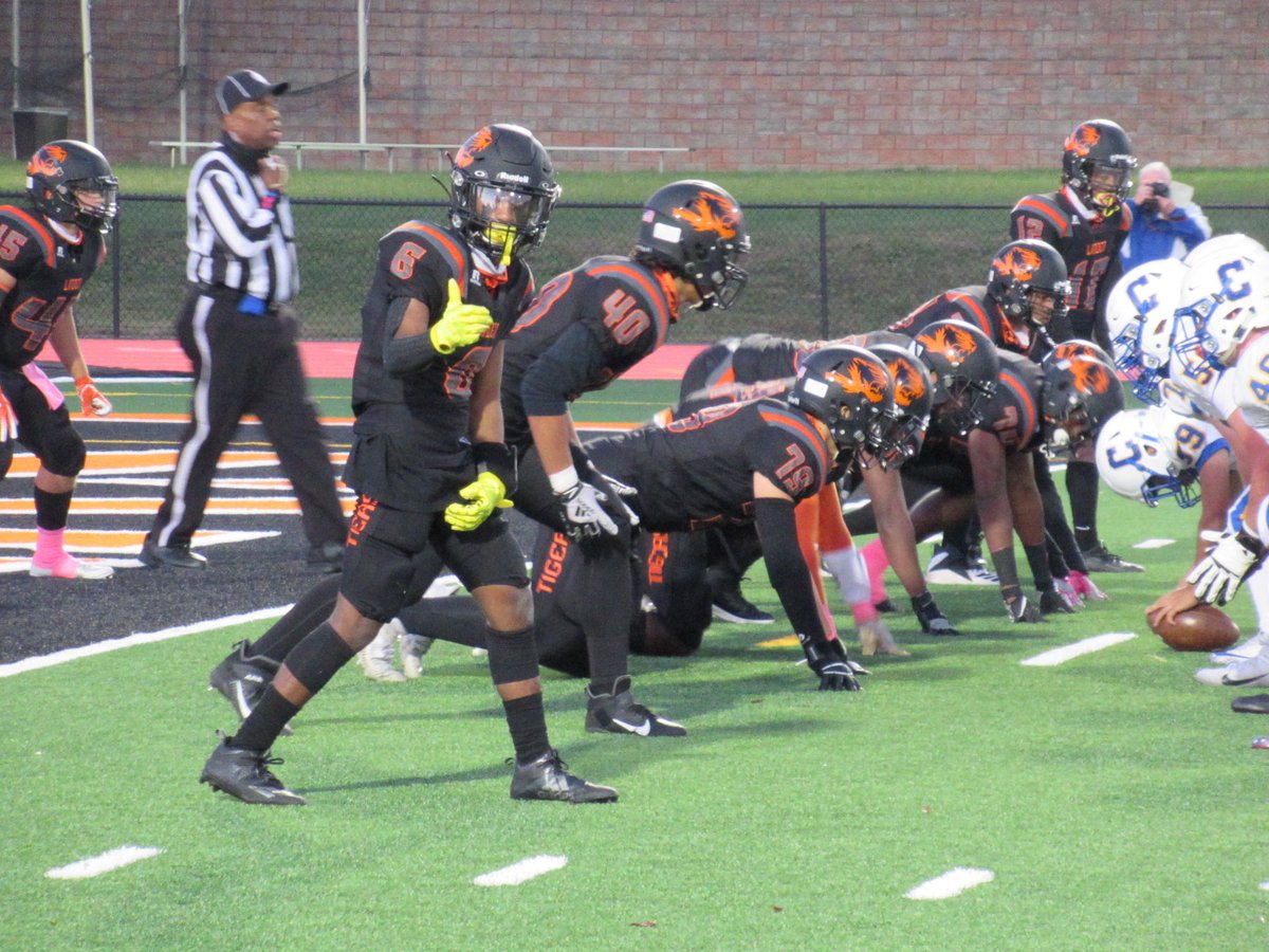 It was a long road to get there, but @LindenFootball finally got on the field for a game Saturday night! More photos ➡️ photos.app.goo.gl/7TNDdQUFtJiHnb… #LindenCelebrates #LindenSpirit @lpstigersports @LindenSupe @LHS_OrangeArmy @LindenFPArts @LHS_NJ