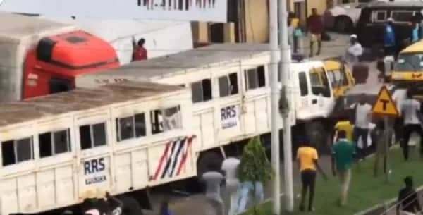 vanguardngrnews's tweet photo. JUST IN: Hoodlums attack RRR officers, vandalized vans https://t.co/mEjq0K2h9m #vanguardnews https://t.co/O28vhlchLe