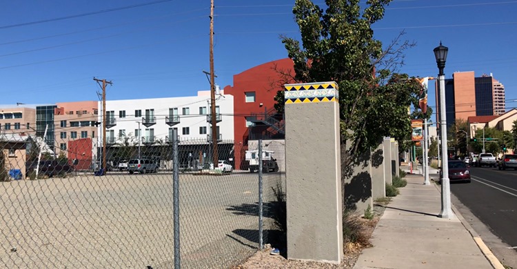 Albuquerque’s first permanent food truck park to open Friday! The park is another expansion project of the La Esquinita marketplace and the Barelas Community Coalition. Via @krqe: https://t.co/tYCU0szaRZ #OneAlbuquerque #NMEcon #NMMainStreet #WeAreMainStreet #NewMexicoTrue https://t.co/wtSjq8ooSQ