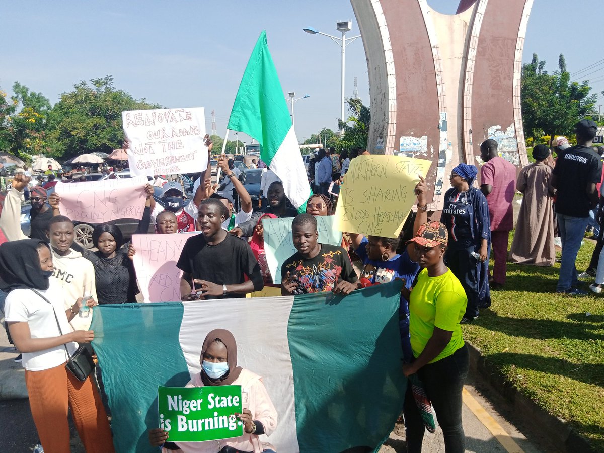 Umar_A_B's tweet photo. MINNA PROTEST AND MATTER ARISING.....
We are for peaceful protest, not call for anarchy in this country.
Those who want to call for anarchy in Minna precisely, are not those who want the betterment of Niger State. #SaveNiger #SecureNorth #MinnaProtest @akijaf @saiduEtsu https://t.co/snjBeYkGDf