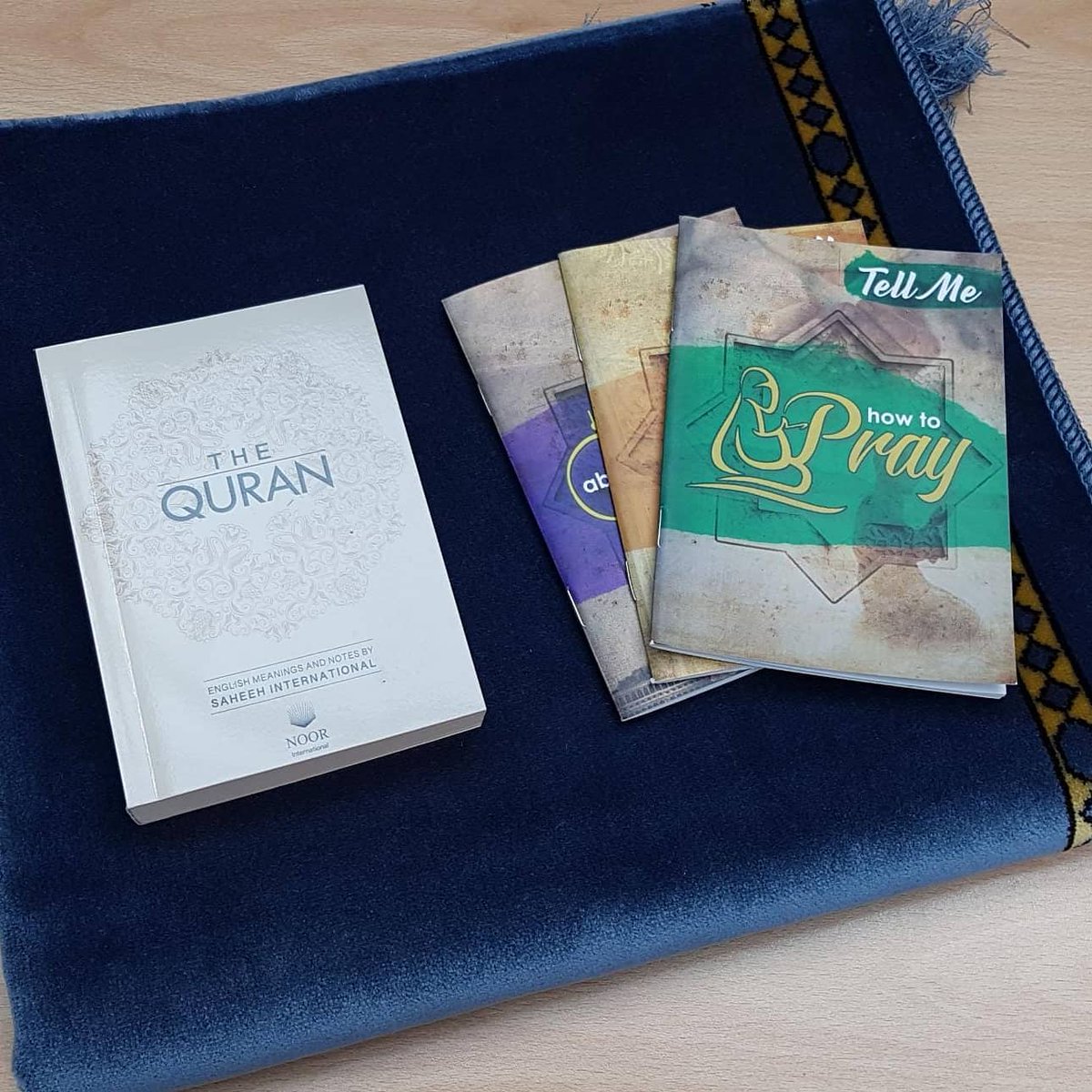 IslamwiseOrg's tweet photo. After accepting Islam at University a young brother has moved back home and has reached out to us for support in learning how to pray, read Qur'an and growing in his faith.
We will send him our welcome pack and support him along his journey.
#newmuslimsupport #literature https://t.co/GJCySL29mg