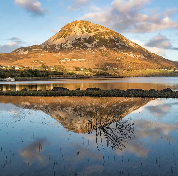 Doom and gloom is dominating everybody's mood today so we thought we'd share this incredible photo of #Errigal mountain near our @Errigal_Hostel to try and lift people's spirits. 📷 Shawn Williams @WAWHour @Gweedore_WAWay #Donegal @DiscoverDonegal @DonegalHour @broadsheet_ie