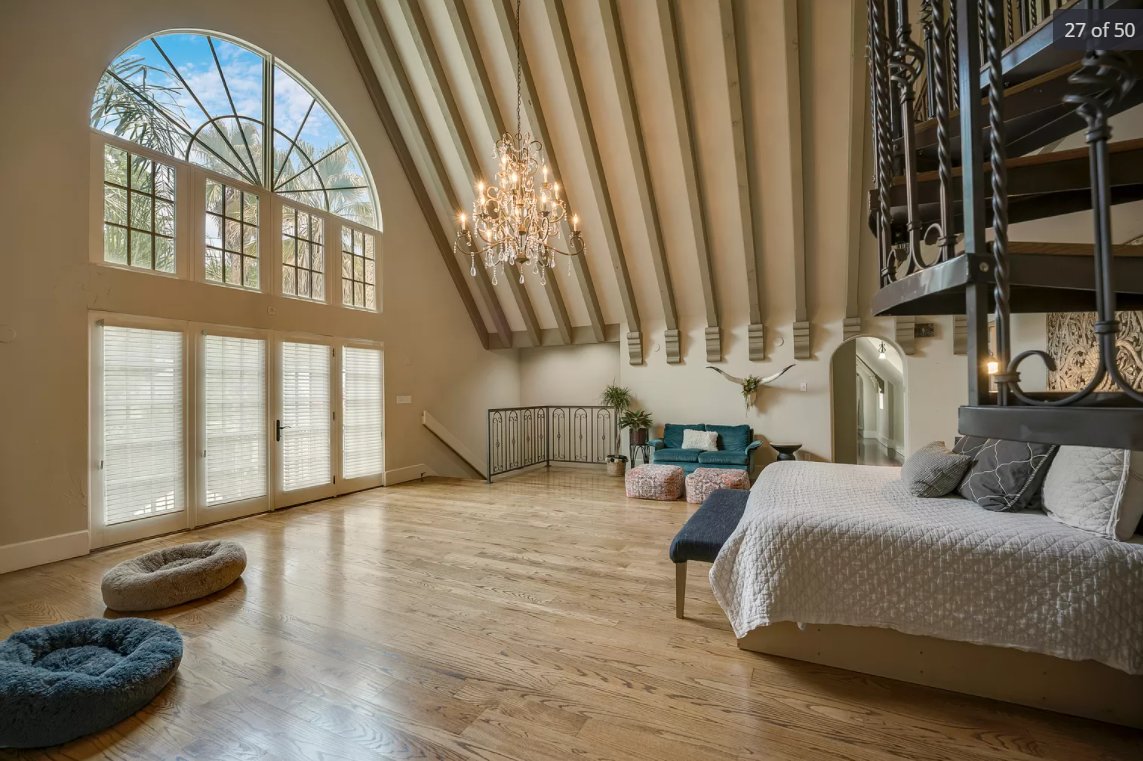 #StaircaseSaturday wasn't kidding when the listing said #CathedralCeilings. Absolutely stunning. 

#BestAndWorstOfZillow 
#Staircase 
#Architecture 
#Realtor 
#RealEstate 
#Fireplace