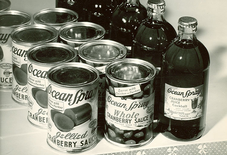 8/ Over the years and decades, Ocean Spray continued to innovate, launching popular products like the cranberry juice cocktail.The ranks of the agricultural cooperative's growers continued to expand.It opened new facilities and became a staple of the American dinner table.