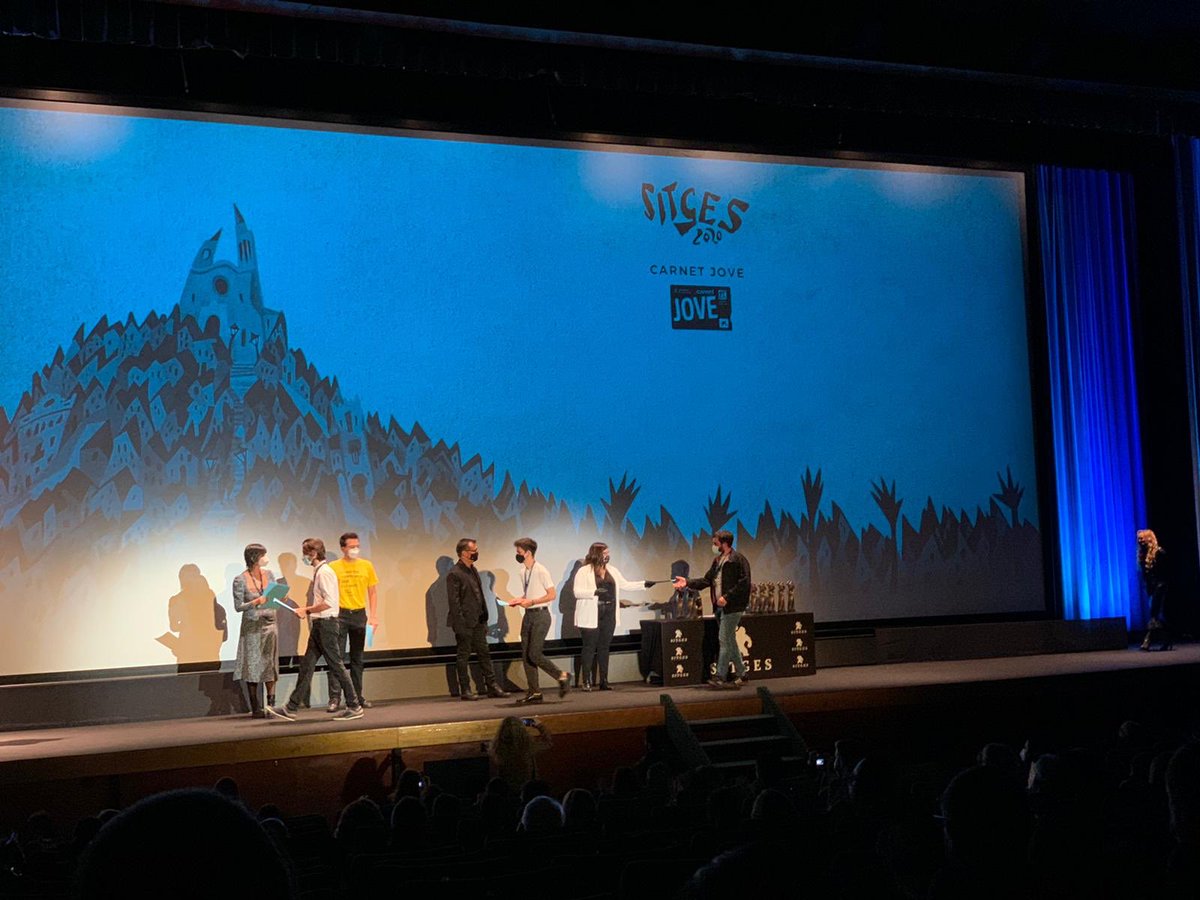LaiaGiros's tweet photo. Durant la cloenda del @sitgesfestival vam lliurar els diplomes als sis membres del Jurat Jove seleccionats per @carnetjove_cat que han premiat She Dies Tomorrow @amy_seimetz @FilminCAT. Felicitats! https://t.co/iHz3DNHeRJ