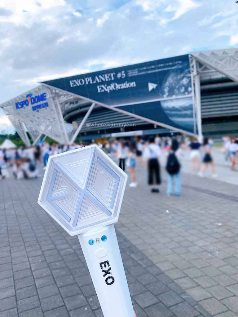 I still can't believe I was there  also the fact that I received my lightstick just in time  couldn't be happier 