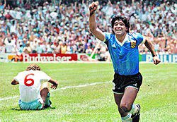 maradona est surcoté et ne devrait ps être dns le top 10 des plus grosses légendes,malgré qu’il gagne la cdm tt seul et le meilleur joueur de série a dns sa décennie avk van basten et gullit malgré il reste un grand joueur ms aurait dû gagné la c1 avk napoli