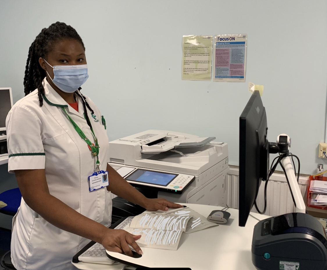 #RxTechDay 2020. Rumbi brings her skills and knowledge from community to the Medicines Management Team where she is learning consultation skills to support patients get the most from their medicines. 👍🏻#PatientSafety #MedicinesReconciliation @APTUK1 @HEE_LaSEPharm