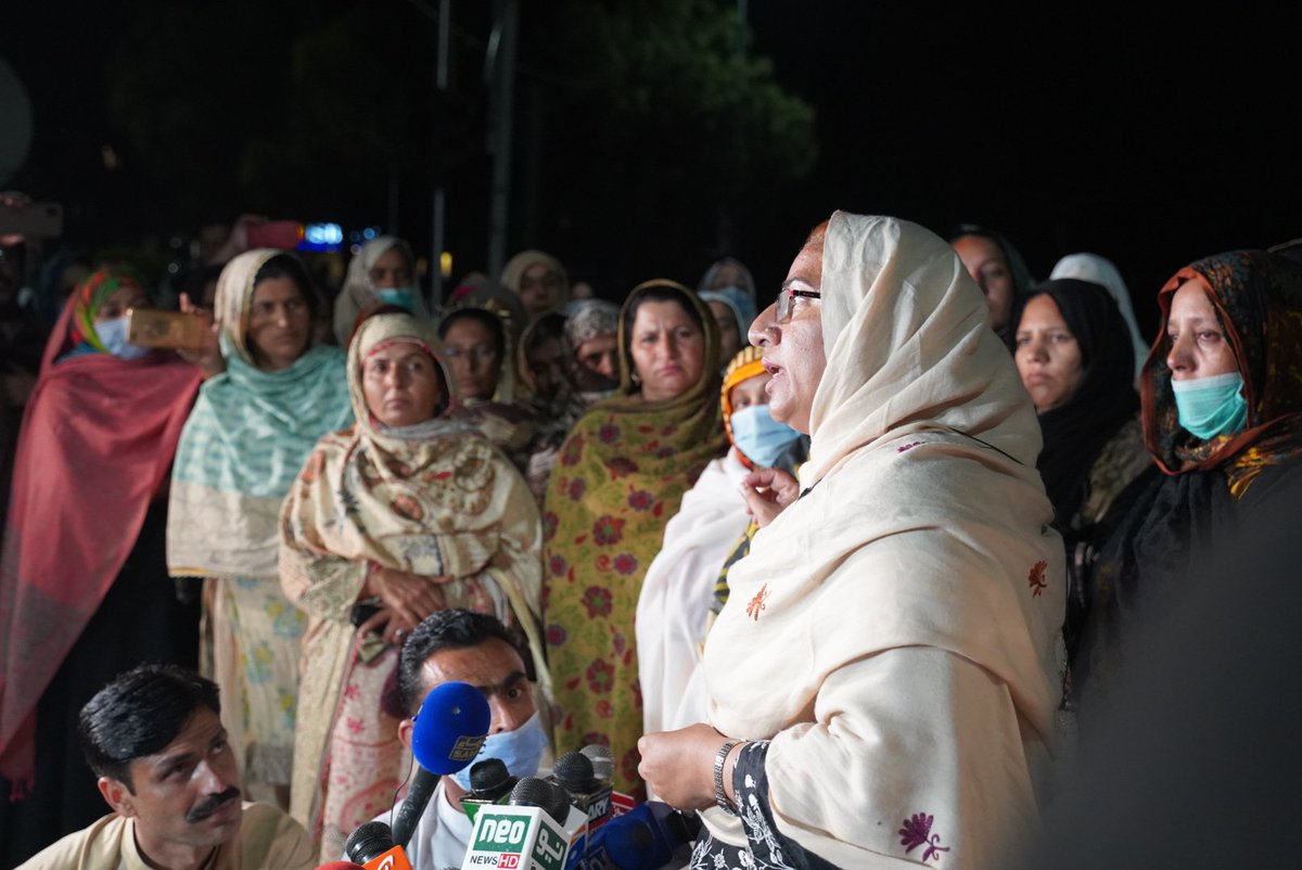 On this cold October night, #LadyHealthWorkers from across Pakistan remain camped outside the parliament for the 6th night. They don't have enough blankets and use their bags as pillows. But when asked what they needed, they said "prayers and support".
