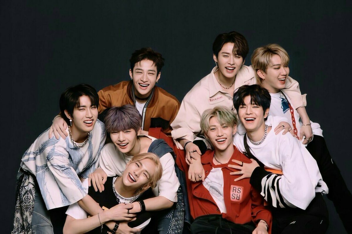 Счастливая семья - это все, что я вижу на этом фото 🥰❤️
#StrayKids #스트레이키즈 
#StrayKidsFamily