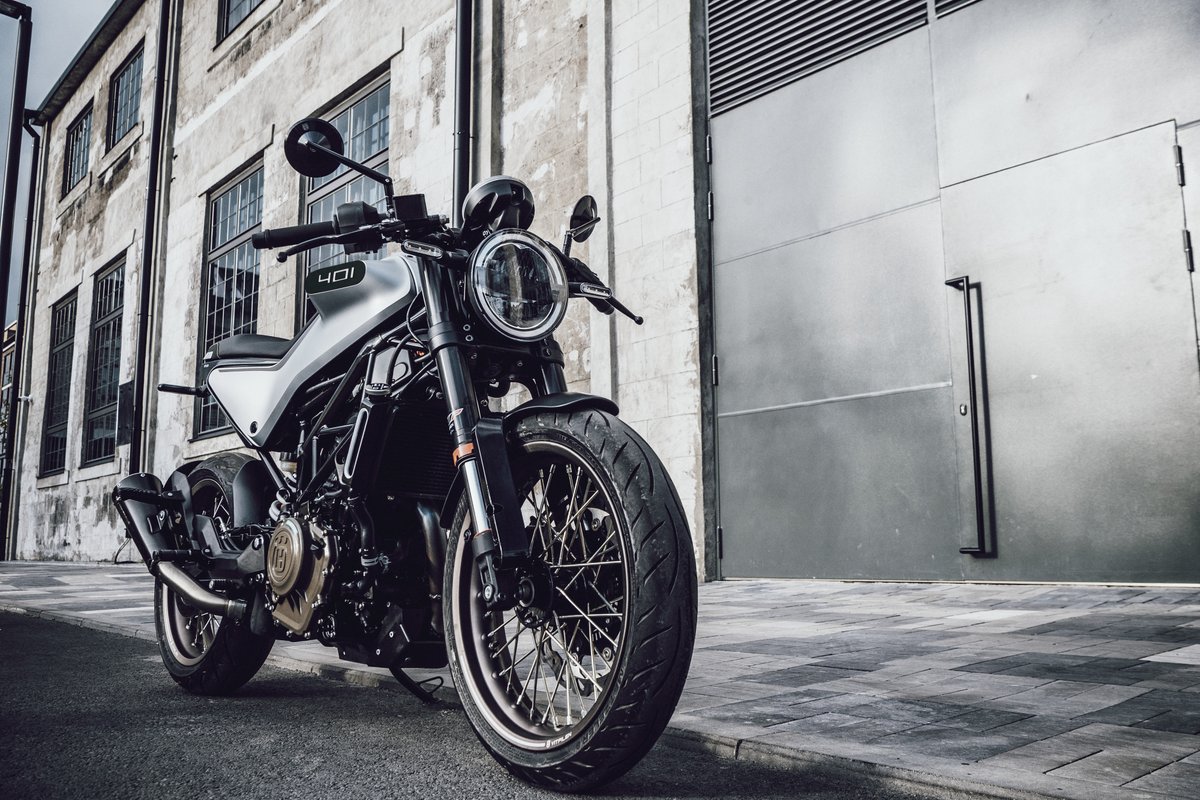 The Vitpilen 401 combines a timeless look with modern-day performance.

#HusqvarnaMotorcycles #Vitpilen401