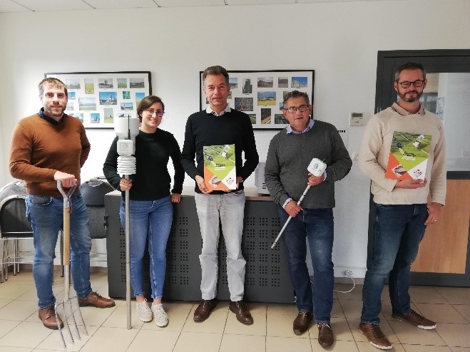 CarreFerme's tweet photo. #CAP2000 - merci de votre curiosité et confiance depuis près de 5 ans !
On profite de ce message pour vous présenter la nouvelle équipe avec #Maud à l'animation #David à l'expé #Bruno à l'innovation terrain et les #Philippe(s) au pilotage et projets.
A bientôt pour des news ! https://t.co/pb6Yo8Qkq2