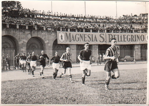 Avant toute chose, il faut savoir qu'il naît de la volonté du président milaniste Piero Pirelli (oui oui, l'historique sponsor de l'Inter était à l'époque rossonero ) de doter son club d'un grand stade. À l'époque, l'AC Milan jouait à l'Arena Civica :