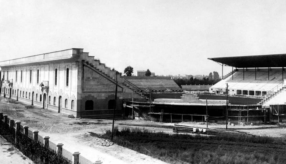 Déjà propriétaire de l'hippodrome de San Siro, c'est tout naturellement à cet emplacement que Pirelli décide de faire construire la nouvelle enceinte. Elle est inaugurée en 1926 lors d'un derby  #MilanInter où 35.000 tifosi assistent à la victoire 3-6 des visiteurs nerazzurri 
