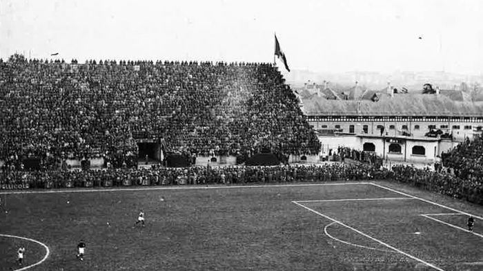 Déjà propriétaire de l'hippodrome de San Siro, c'est tout naturellement à cet emplacement que Pirelli décide de faire construire la nouvelle enceinte. Elle est inaugurée en 1926 lors d'un derby  #MilanInter où 35.000 tifosi assistent à la victoire 3-6 des visiteurs nerazzurri 