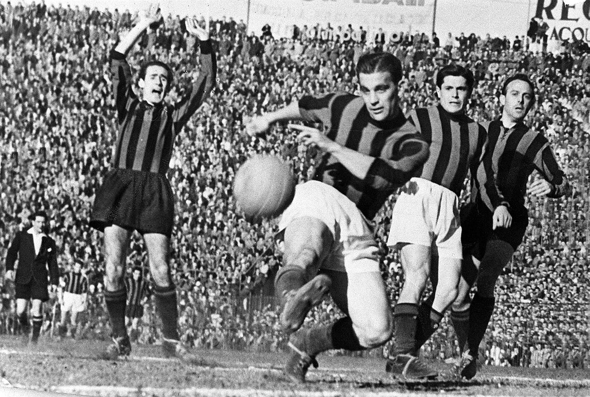 Ce n'est que lors de la saison 1947-48 que San Siro commence à accueillir les rencontres à domicile de l'Inter. Quelques semaines avant, G. Meazza (qui donnera son nom au stade) arrête sa carrière. Il aura évolué 2 saisons "à domicile" dans ce stade, quand il jouait au Milan.