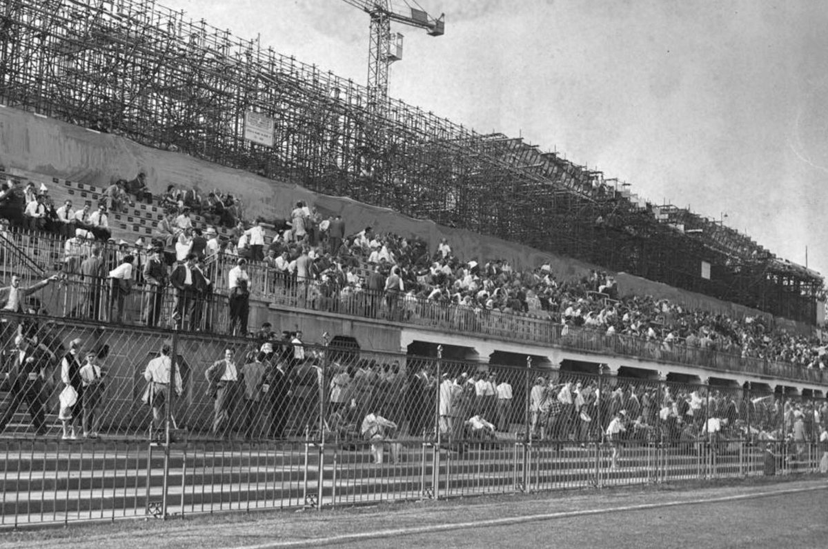 C'est en 1955 que le stade connaît sa première métamorphose avec un projet d'agrandissement d'envergure : selon les normes de l'époque, le nouveau San Siro peut accueillir 100.000 spectateurs !