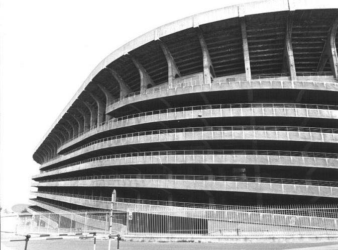 Le stade est alors entièrement fermé et abandonne l'architecture "à l'anglaise" pour devenir un modèle de stade "à l'italienne". Il se dote par la même occasion d'un anneau supérieur. Sa façade extérieure fait déjà de lui un stade atypique.