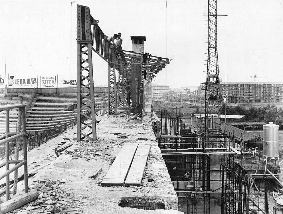 C'est en 1955 que le stade connaît sa première métamorphose avec un projet d'agrandissement d'envergure : selon les normes de l'époque, le nouveau San Siro peut accueillir 100.000 spectateurs !