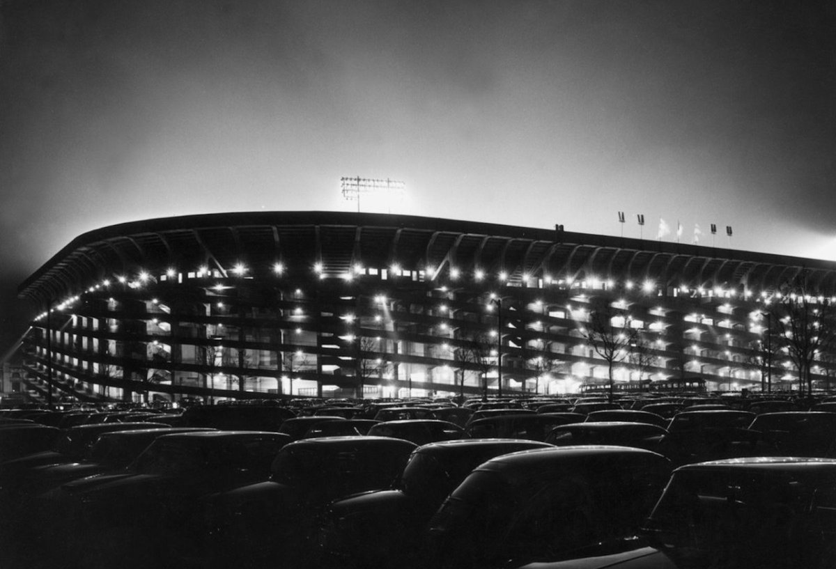 Le stade est alors entièrement fermé et abandonne l'architecture "à l'anglaise" pour devenir un modèle de stade "à l'italienne". Il se dote par la même occasion d'un anneau supérieur. Sa façade extérieure fait déjà de lui un stade atypique.