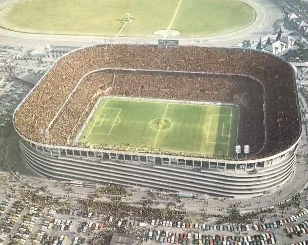 Le stade est alors entièrement fermé et abandonne l'architecture "à l'anglaise" pour devenir un modèle de stade "à l'italienne". Il se dote par la même occasion d'un anneau supérieur. Sa façade extérieure fait déjà de lui un stade atypique.