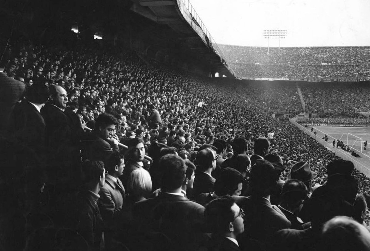 Architecturalement parlant, pas grand chose à noter dans les années 70-80. Les groupes ultras colorent les gradins du stade qui porte désormais le nom de Guiseppe Meazza, en hommage au légendaire joueur de l'Inter (408 matchs). Pour des raisons de sécurité, on renforce l'ossature