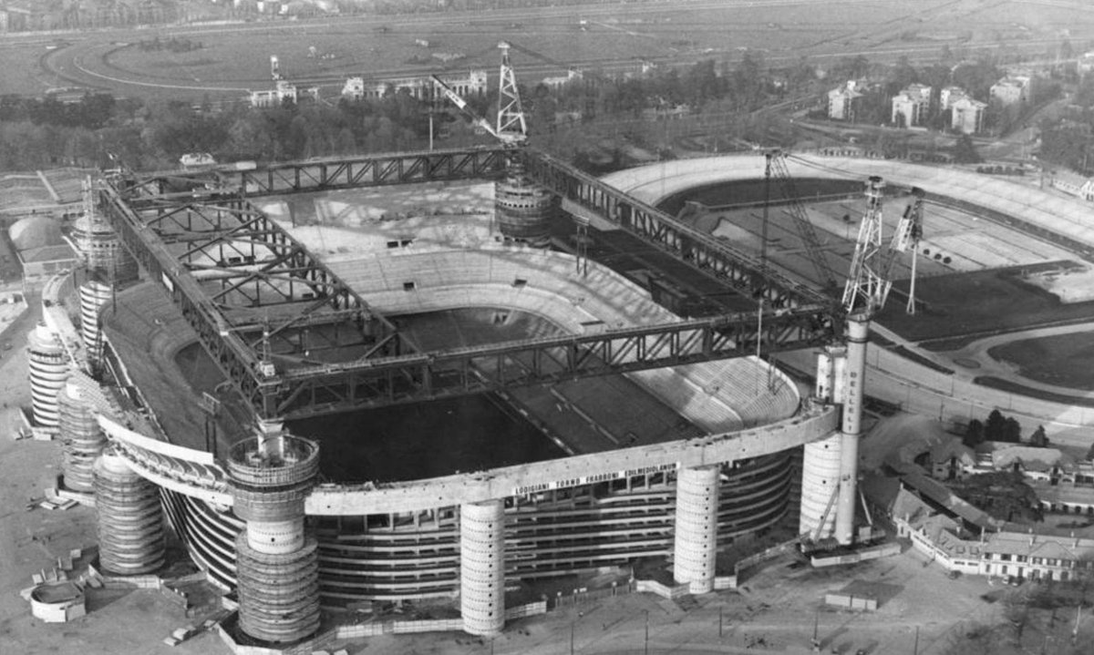 Le vrai bouleversement arrive à l'orée de l'année 1990 : l'Italie va accueillir la Coupe du Monde et décide d'investir massivement dans ses stades de foot. Le stade Giuseppe Meazza est sur le point d'entrer dans une nouvelle dimension !