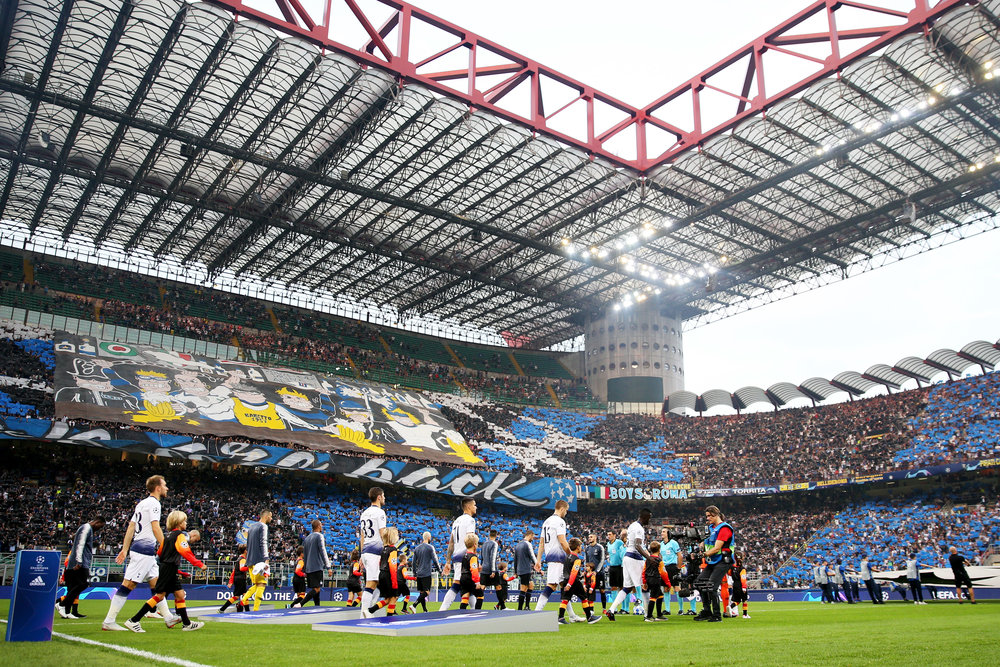 Alors que l'ancien stade San Siro était totalement decouvert, la pose du toit garantit une protection face à la (rude) météo milanaise aux 85.700 spectateurs.