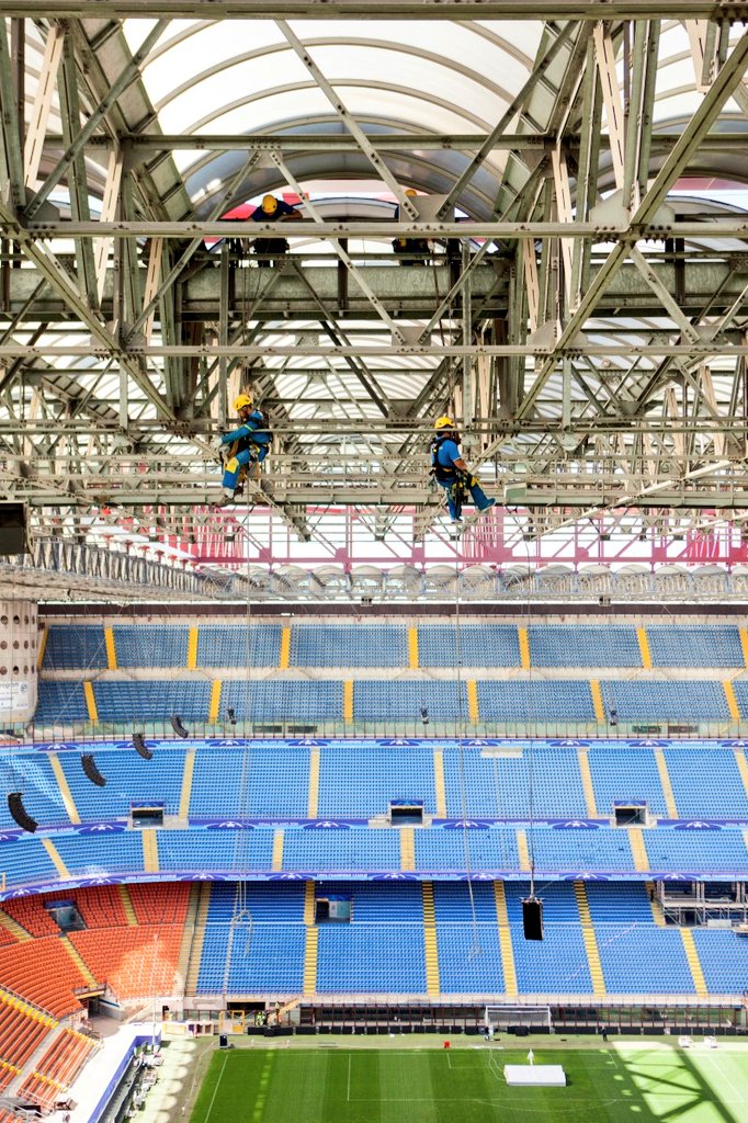 Alors que l'ancien stade San Siro était totalement decouvert, la pose du toit garantit une protection face à la (rude) météo milanaise aux 85.700 spectateurs.