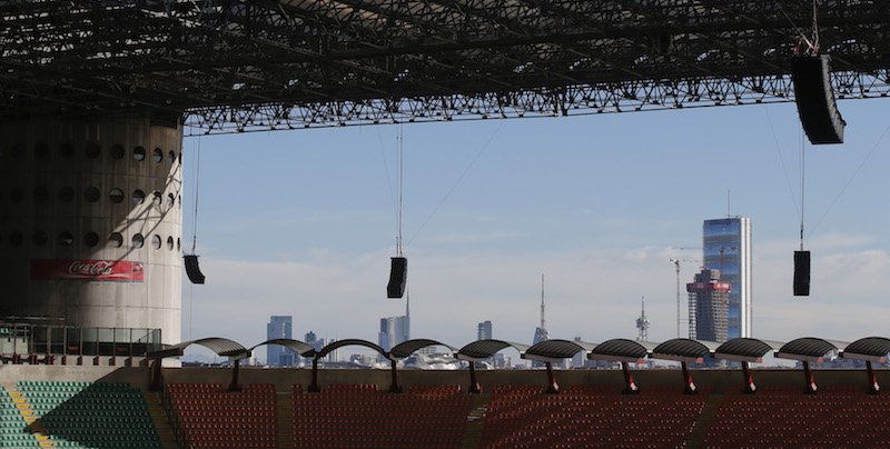 Le nouveau toit reste cependant un point noir d'un point de vue pratique puisqu'il empêche à la pelouse de profiter pleinement du soleil. Une erreur architecturale qui coûte aujourd'hui encore des millions d'euros d'entretien aux milanais.