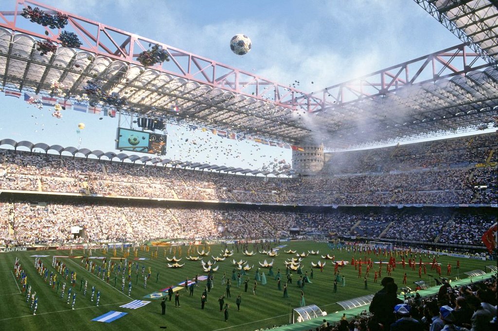 En 1990 vient donc le fabuleux mondial  #Italia90. La cérémonie d'ouverture de la compétition a lieu à Milan. Au total, 6 rencontres sont disputées au Giuseppe Meazza.