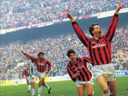 Les années 90 constituent l'âge d'or du football italien et les clubs milanais rayonnent aussi bien sur la scène nationale qu'européenne. Les plus grands joueurs mondiaux s'illustrent sur la pelouse de San Siro