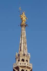 Pour ces supporters, le match de l'année vient au moment du  #DerbyDellaMadonnina, en référence à la statue d'or qui trône en haut du Duomo de Milan.