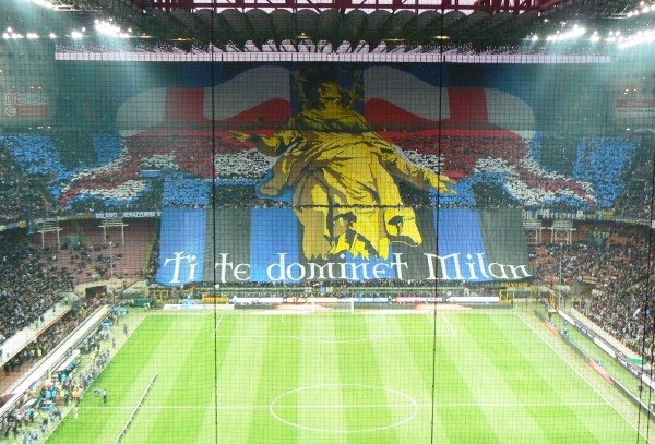 Pour ces supporters, le match de l'année vient au moment du  #DerbyDellaMadonnina, en référence à la statue d'or qui trône en haut du Duomo de Milan.