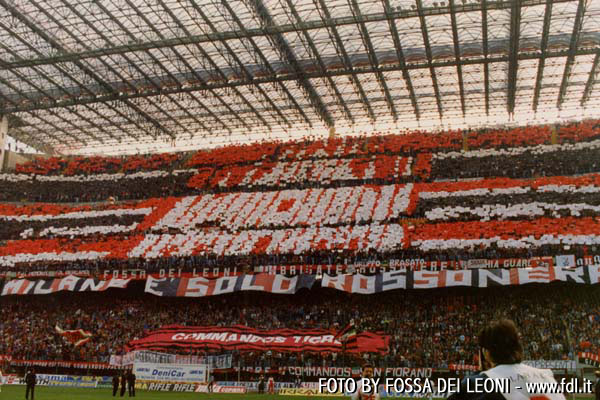 Pour ces supporters, le match de l'année vient au moment du  #DerbyDellaMadonnina, en référence à la statue d'or qui trône en haut du Duomo de Milan.