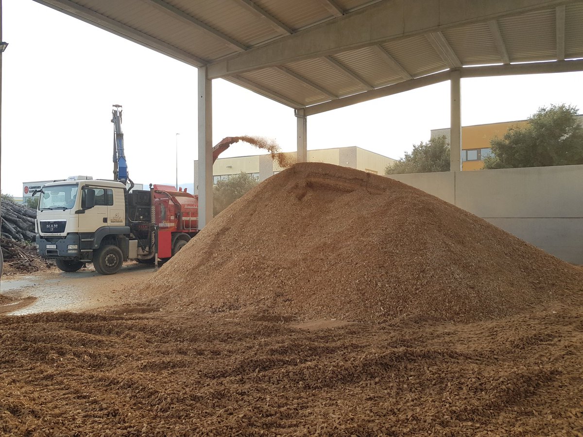 Comencem les tasques d'estellat de la fusta provinent dels treballs de prevenció d'incendis del PN <a href="/montseny/">Parc Natural i Reserva de la Biosfera del Montseny</a> per produir l'estella que escalfarà aquest hivern els equipaments <a href="/ajaiguafreda/">AjuntamentAiguafreda</a> <a href="/AjElBrull/">Ajuntament del Brull</a> <a href="/AjuntamentSeva/">Ajuntament de Seva</a> <a href="/smbalenya/">EMD Sant Miquel de Balenyà</a> <a href="/ajtagamanent/">Ajuntament de Tagamanent</a>

#EconomiaCircular
#Km0