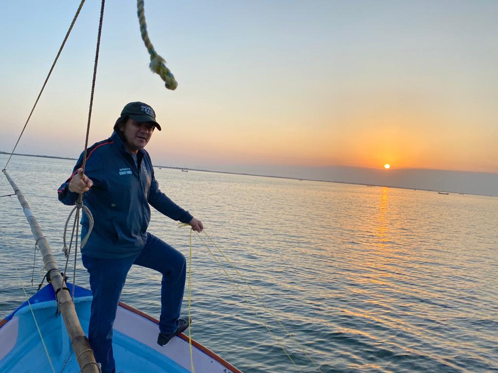 SergioTorresSIN's tweet photo. Acá andamos al 💯 y muy contentos trabajando, acompañamos a los pescadores del Tetuán en la jornada de pesca de camarón, nos desayunamos en la panga unos burritos de machaca muy buenos.
No hay mejor manera de entender la problemática de los pescadores que ponernos en sus zapatos. https://t.co/zSLRO4PVmU