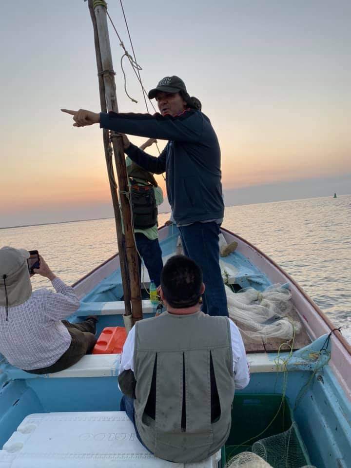 SergioTorresSIN's tweet photo. Acá andamos al 💯 y muy contentos trabajando, acompañamos a los pescadores del Tetuán en la jornada de pesca de camarón, nos desayunamos en la panga unos burritos de machaca muy buenos.
No hay mejor manera de entender la problemática de los pescadores que ponernos en sus zapatos. https://t.co/zSLRO4PVmU