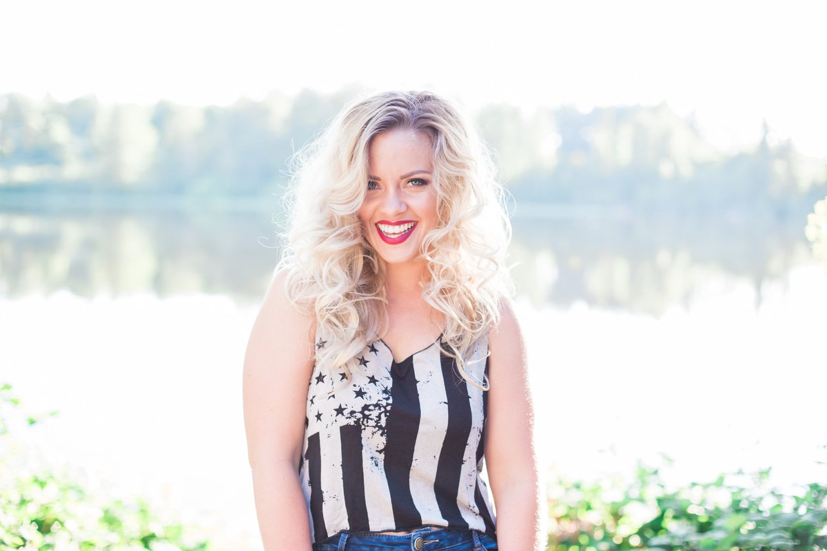 Rainy days and Mondays? I don't think so! Startin' mine off with some red lipstick and a big ol' smile. How about you? 

#Sassy #Bright #AmericanGirl #MusicMondays #CountryPopDoll #Bombshell #BeautyInTheFlesh