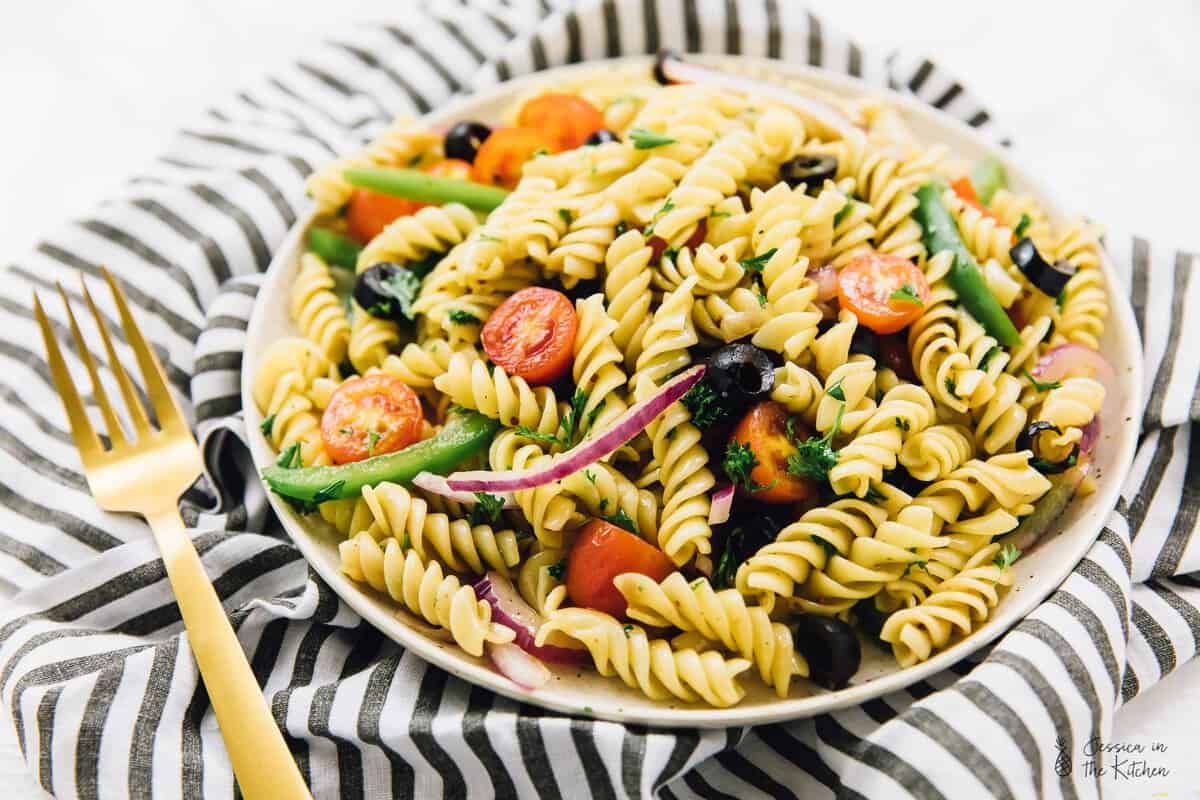 jessinkitchen's tweet photo. This 15 Minute #Vegan Pasta Salad is perfect for #lunch, a quick weeknight #dinner, and so much more! It’s loaded with flavour and topped with a flavourful homemade Italian vinaigrette! #veganfood #veganrecipes 

https://t.co/FhuG9JIdZQ https://t.co/cTGGZ41ROW