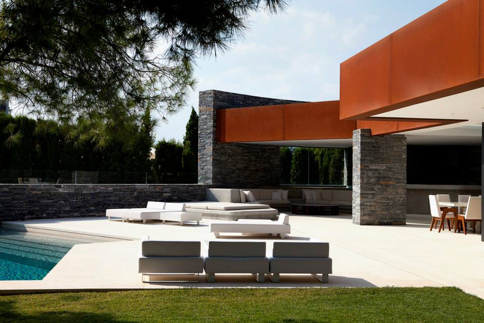 BC_EstudioArch's tweet photo. The idea of respecting the privacy of the spaces in their indoor-outdoor relationship is a constant in the project. This feeling is achieved by straight and curved stone walls, and the different types of terraces, distributed according to usage, orientation and hierarchies. https://t.co/3JQvt7NX49