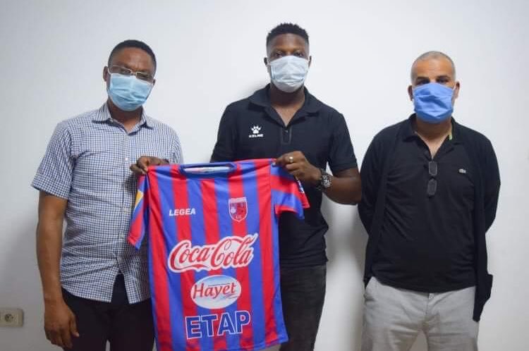 USTataouine's tweet photo. 🚨 Kufre #Ebong, attaquant nigérian 🇳🇬 de 2️⃣5️⃣ ans passé par #AlAhliBenghazi 🇱🇾 et #ArabContractorsSC/#AlMokawloon 🇪🇬 a officiellement signé à l’#USTataouine jusqu’en juin 2️⃣0️⃣2️⃣2️⃣.
Bienvenue au club.🔴🔵 https://t.co/fbiUiMktlN