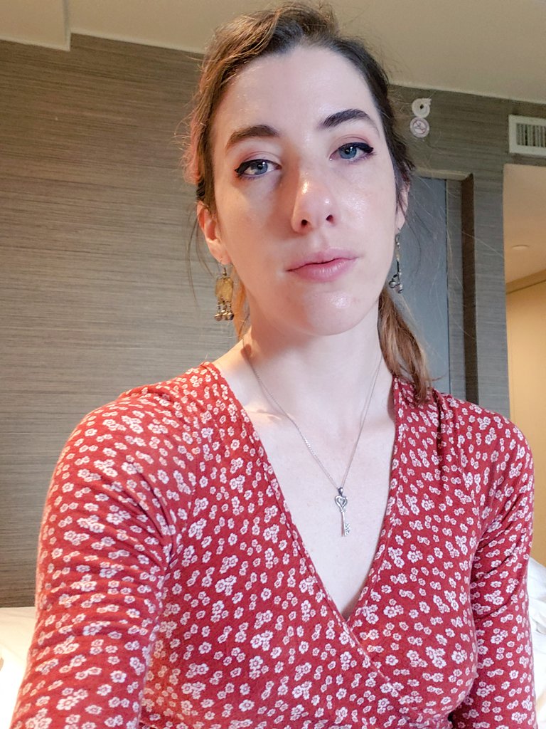 Sleyjar1's tweet photo. A couple of looks from my staycation this weekend ☺👌🏻 
I used a facial spray to give a dewy look but I think I went overboard and got that sweaty look LOL https://t.co/Va4YHC6zR8