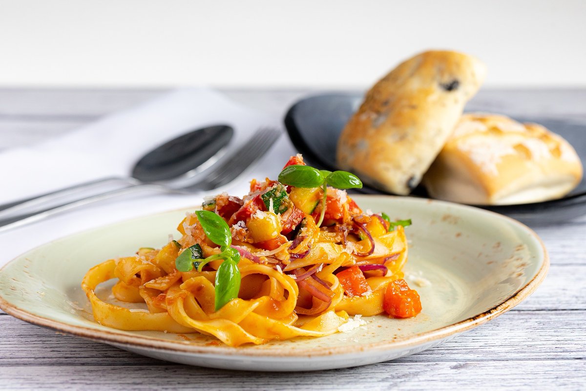 UCBofficial's tweet photo. 🍽️ We have lunchtime availability in our restaurant this week, including a huge 50% off ✨ This offer is also available to students (can only attend with members of your household/accommodation) Book your table online https://t.co/DpwHpHjt8U https://t.co/N9EgoQsqmP