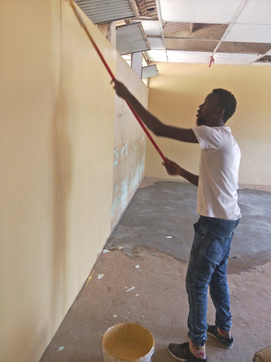 medzaproduction's tweet photo. Transformation en cours Quand le Professeur Ass Gueye se transforme en peintre 
Citoyenneté active au service de la communauté 
#Djapal ma #djapp 
@khafniang99 
@Cassis_Ibra 
@MadiorSalabigue 
@AlyouneDiop 
#Kebetu https://t.co/BOAEbPOcXS