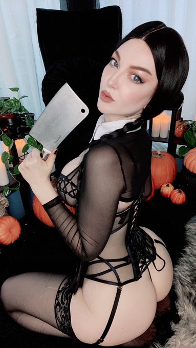 2 pic. ?I’m dressed as a homicidal maniac, we look just like ???????? ?????

Just starting this Wednesday