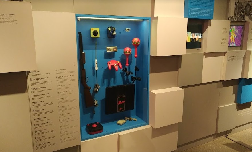 nachoesains's tweet photo. (16/10) El #Computerspielemuseum de Berlin captura los videojuegos en toda su esquizofrenia. Arte junto a comercio. Show junto a industria. Lo ferozmente local junto a los fenómenos (y fracasos) internacionales.

https://t.co/hVhJRaAxcW https://t.co/3e3MUZxQss