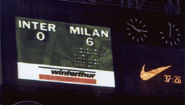 Et quand on pense au derby, impossible de ne pas évoquer cette victoire ÉCRASANTE du Milan le 11 mai 2001 : l'Inter s'incline par 6 buts d'écart "à domicile". Un score digne d'un match de tennis et une date gravée à jamais dans l'histoire de San Siro